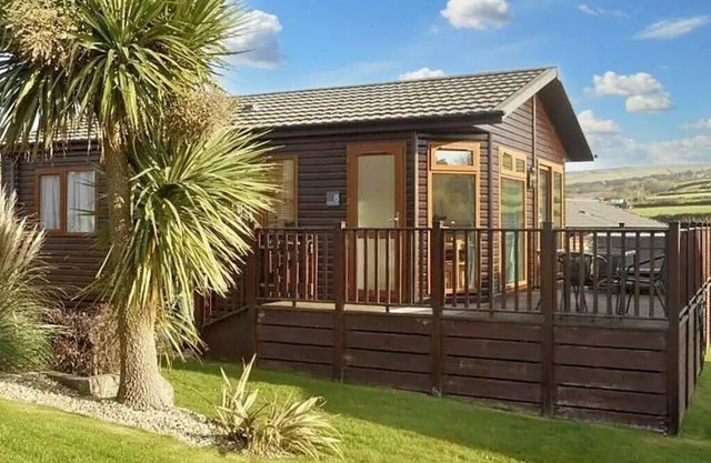 Cornish Coastal Lodge with hot tub. 2 bedrooms and steps to the coast.