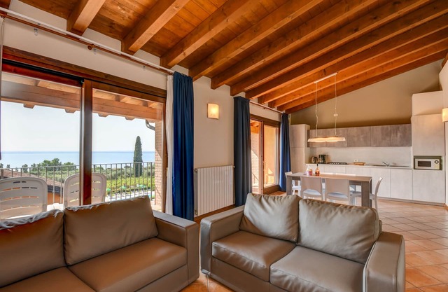 Corte Ferrari: Two Bedroom apt. Elegance with balcony and lake view