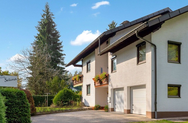 Cosy apartment for 4 guests with WIFI, TV, terrace, pets allowed and parking