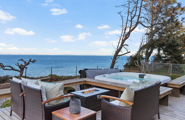 Costa Vista, Ocean Front, Hot Tub, Game Room, BBQ, Sleeps 16