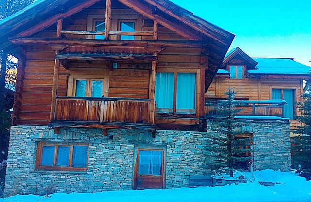 Cosy 10-bed apartment in large chalet, a stone's throw from the slopes.