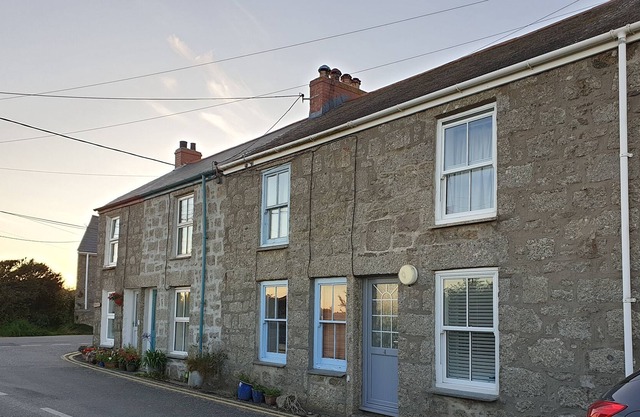 Cosy 2 bed cottage, parking 10m away, 1 mile from Mousehole and beach