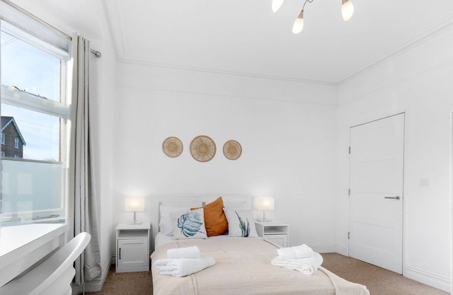 Cosy 2 Bedroom Home with FREE Parking & WiFi Near Windsor Slough & Heathrow