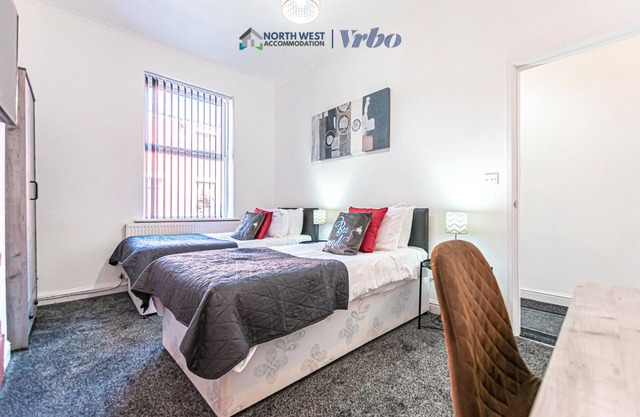 Cosy 3 Bedroom House in Leigh | Free WiFi & Parking | Long Stays Welcome