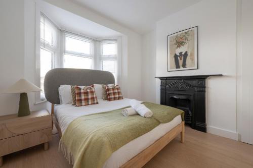 Cosy 4 bed with free parking, Chatham Town Centre