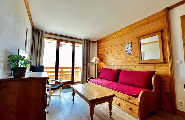 Cosy 6-person apartment with pool and parking in village center