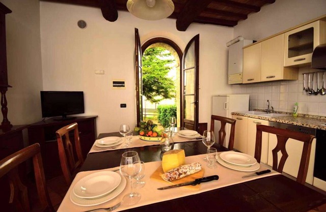 Cosy apartment for 3 people with WIFI, pool, A/C, TV and pets allowed, close to Siena