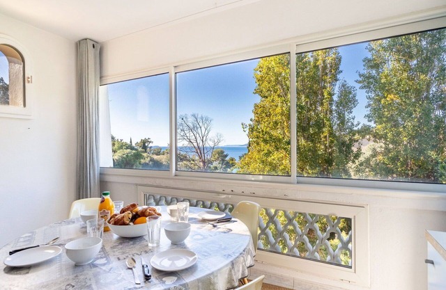 Cosy apartment for 4 guests with WIFI, A/C, TV and parking
