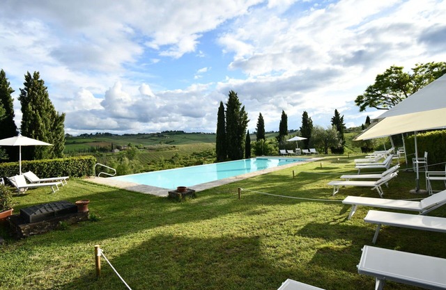 Cosy apartment for 5 guests with WIFI, A/C, pool, TV and pets allowed, close to Siena