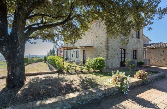 Cosy apartment for 4 guests with WIFI, pool, A/C, TV and pets allowed, close to Siena