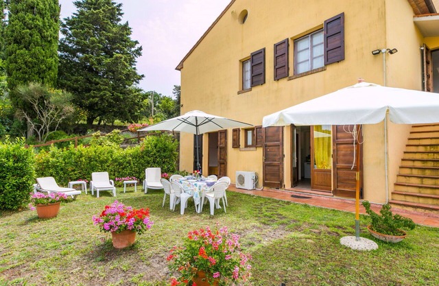 Cosy apartment with WIFI, pool, A/C, TV, patio, pets allowed, panoramic view and parking