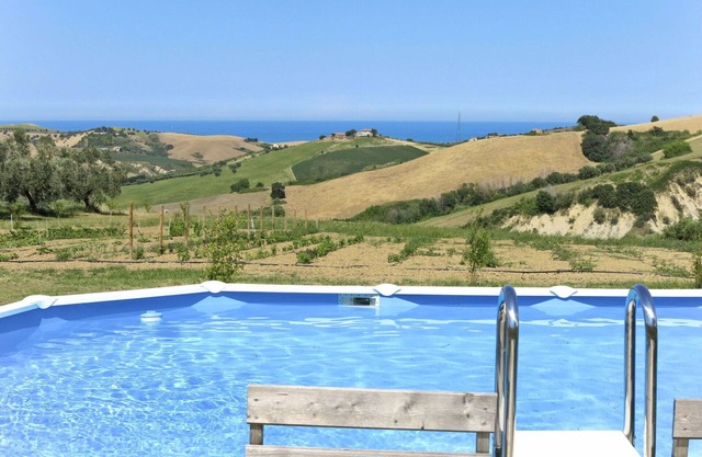 Cosy apartment in villa with WIFI, pool, hot tub, A/C, TV, patio, pets allowed, panoramic view