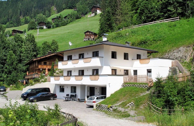 Cosy apartment for 14 people with WIFI, TV, terrace and parking