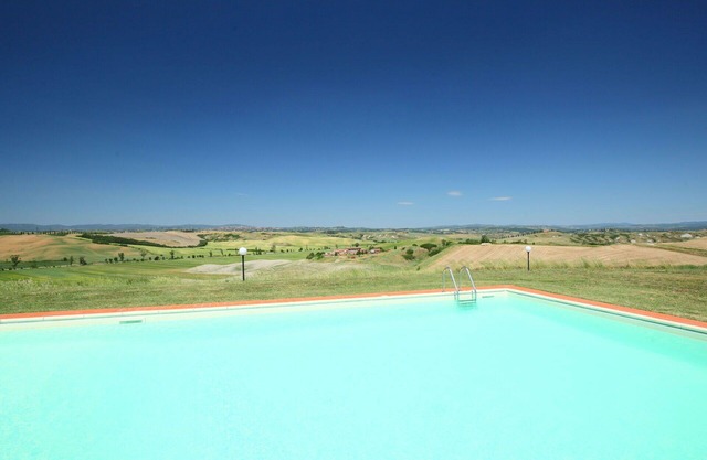 Cosy apartment in villa for 4 guests with pool, WIFI, TV, pets allowed and parking, close to Siena