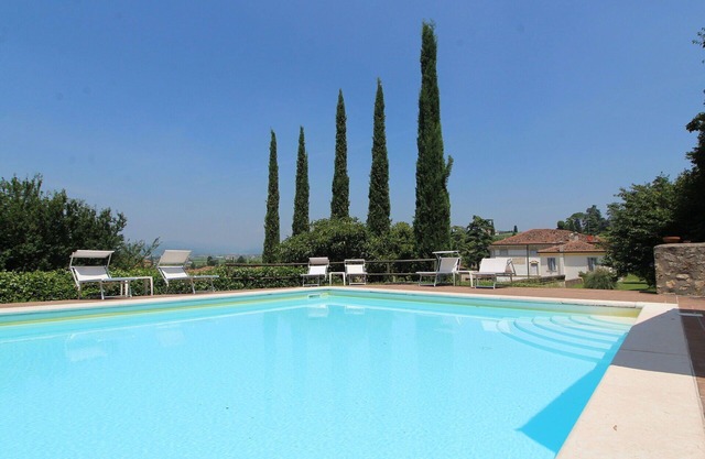 Cosy apartment for 8 guests with pool, WIFI, A/C and TV, close to Verona