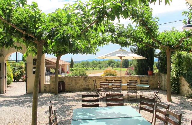 Cosy apartment in villa for 8 people with WIFI, pool, TV, terrace and parking