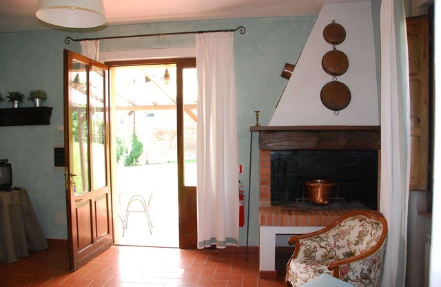 Cosy apartment in villa with WIFI, pool, patio and panoramic view, close to San Gimignano