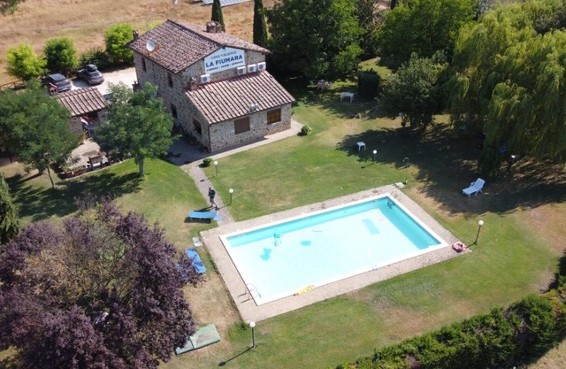 Cosy apartment in villa for 2 people with pool, A/C and TV, close to Siena
