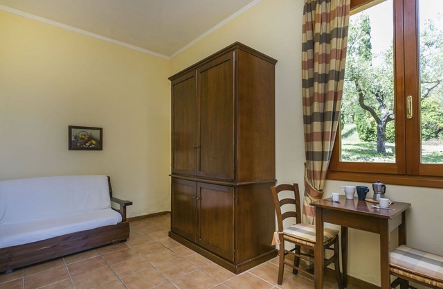 Cosy apartment for 4 guests with pool, WIFI, A/C, TV, pets allowed and parking