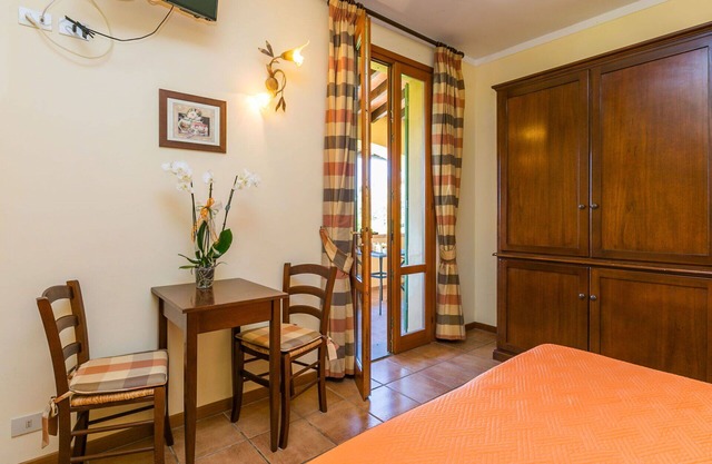Cosy apartment for 2 guests with WIFI, A/C, pool, TV, pets allowed and parking