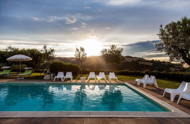 Cosy apartment for 4 people with WIFI, A/C, pool, TV and pets allowed