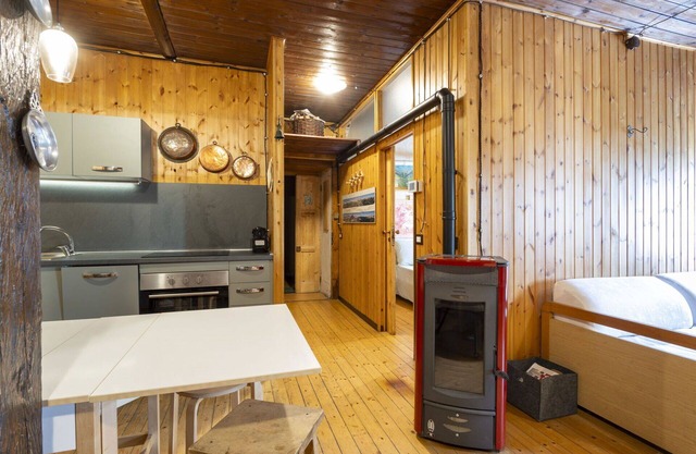 Cosy apartment for 4 people with WIFI, TV, pets allowed and parking