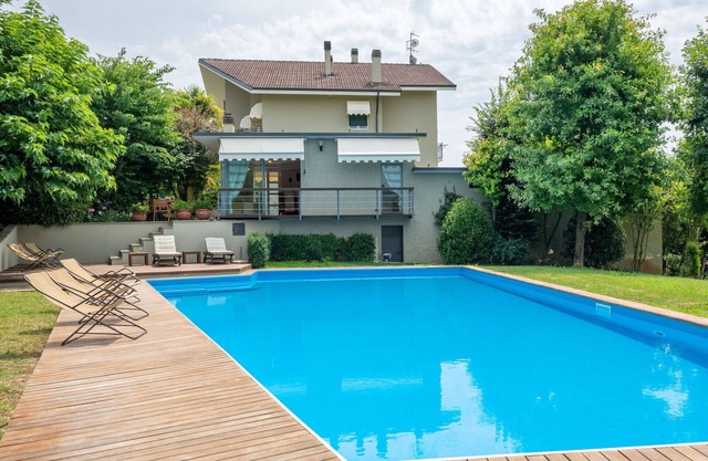 Cosy apartment for 6 people with A/C, private pool, WIFI, TV, terrace, pets allowed and parking