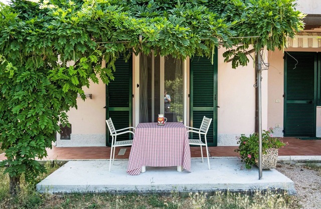 Cosy apartment for 4 guests with A/C, pool, WIFI, TV, patio and pets allowed