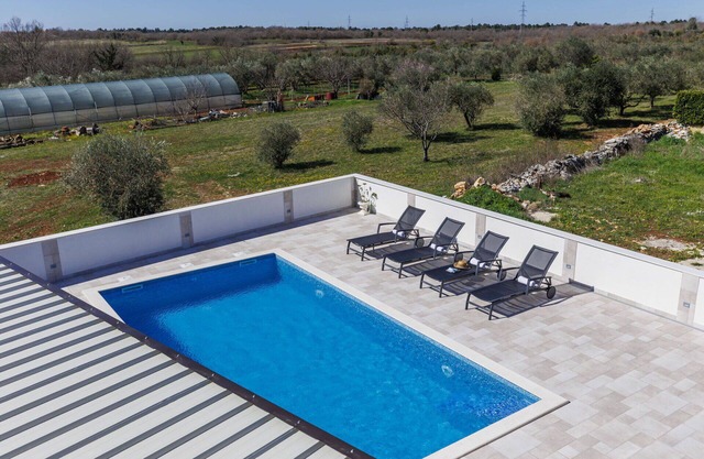 Cosy apartment for 4 guests with A/C, hot tub, WIFI, TV, terrace and parking
