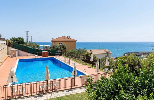 Cosy apartment for 4 people with pool, WIFI, balcony and parking