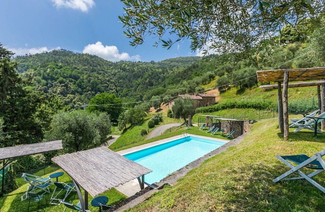Cosy apartment for 4 people with pool, WIFI, TV, patio, pets allowed and parking