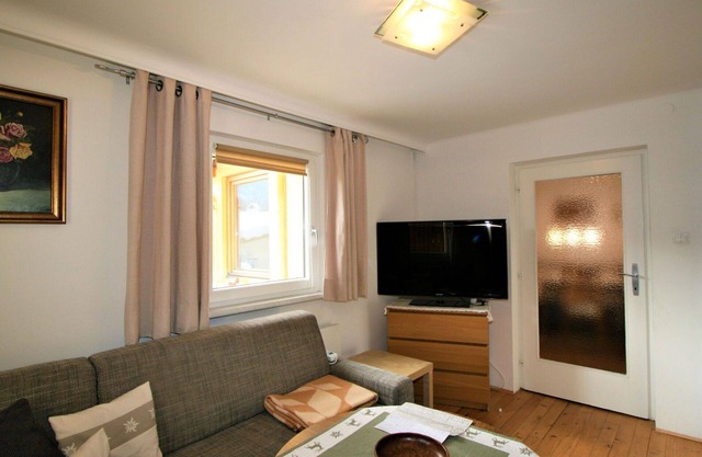Cosy apartment for 4 people with TV, patio, pets allowed and parking