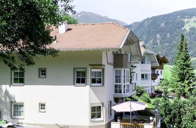 Cosy apartment for 4 people with WIFI, TV, terrace, pets allowed and parking