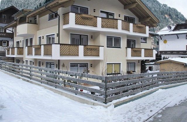 Cosy apartment for 5 people with WIFI, TV, balcony, pets allowed and parking