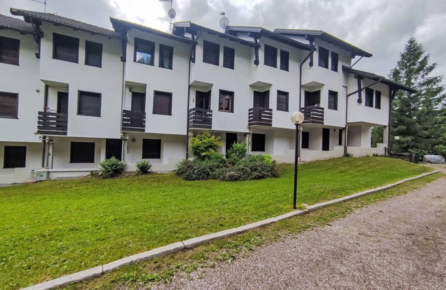 Cosy apartment for 5 people with WIFI, TV, patio and parking