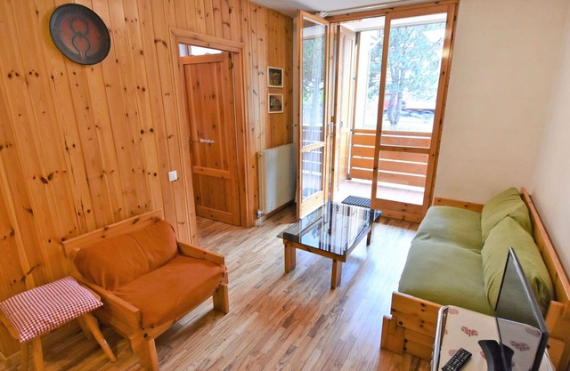 Cosy apartment for 6 guests with WIFI, TV, balcony, pets allowed and parking