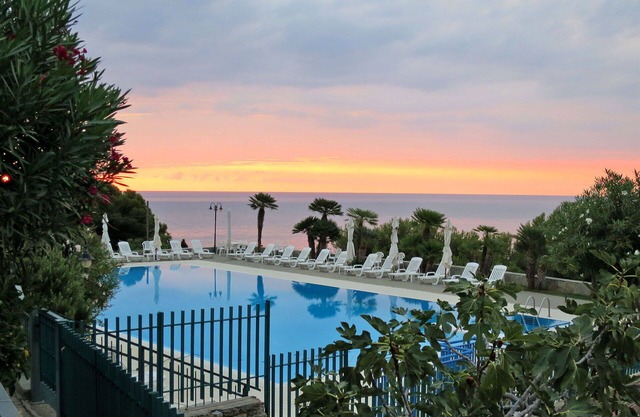 Cosy apartment for 6 guests with A/C, WIFI, pool, TV, terrace, pets allowed and parking