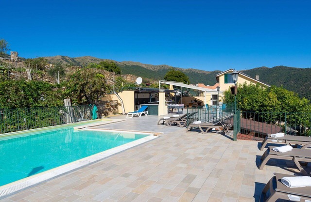 Cosy apartment for 6 guests with WIFI, hot tub, pool, A/C, TV, patio and parking