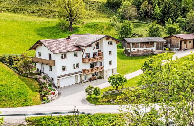 Cosy apartment for 8 people with hot tub, WIFI, TV and patio