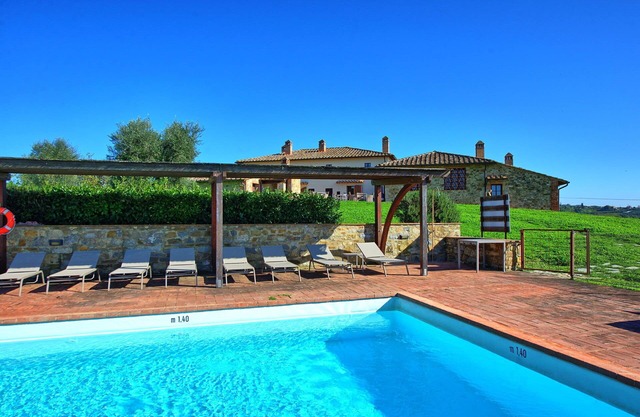 Cosy apartment for 4 guests with pool, A/C, TV and panoramic view, close to Siena