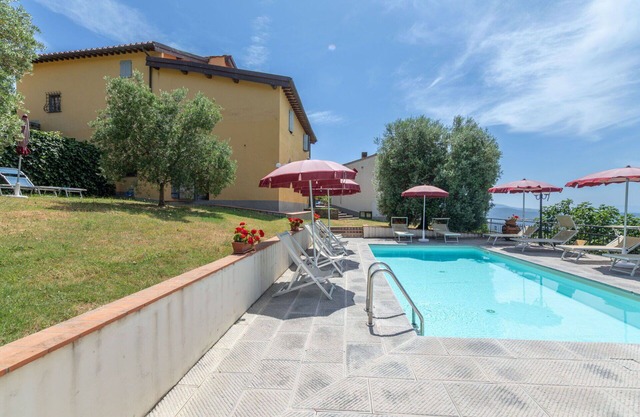 Cosy apartment for 6 people with WIFI, A/C, pool, TV, pets allowed, panoramic view and parking