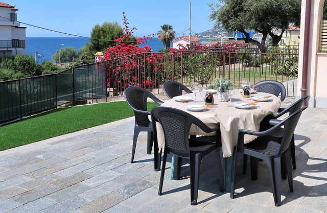 Cosy apartment for 6 people with WIFI, TV, terrace and parking