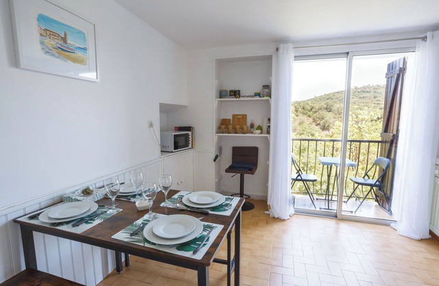 Cosy Apartment in Ancient Gabian with River and Vineyard Views