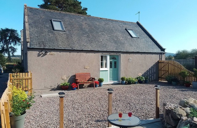 Cosy apartment in beautiful rural Aberdeenshire, convenient for shire and city.