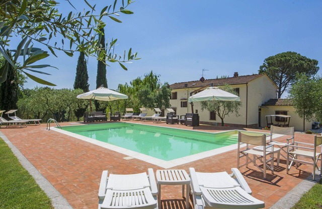 Cosy apartment in villa for 14 people with WIFI, private pool, TV, balcony, pets allowed and par.