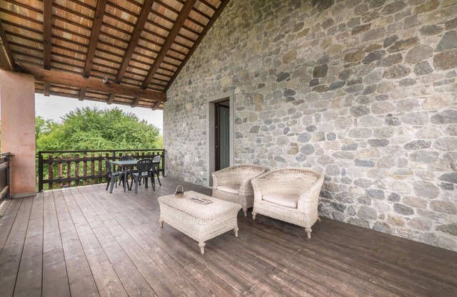 Cosy apartment in villa for 4 guests with WIFI, pool, A/C, TV, terrace, pets allowed and parking