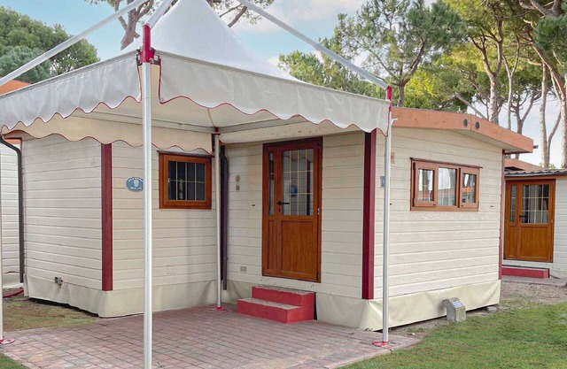 Cosy apartment in villa for 4 guests with WIFI, A/C, pool, TV, patio and pets allowed
