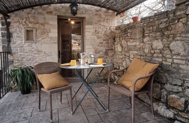Cosy apartment in villa for 2 guests with pool, A/C, WIFI, TV, patio, pets allowed and parking