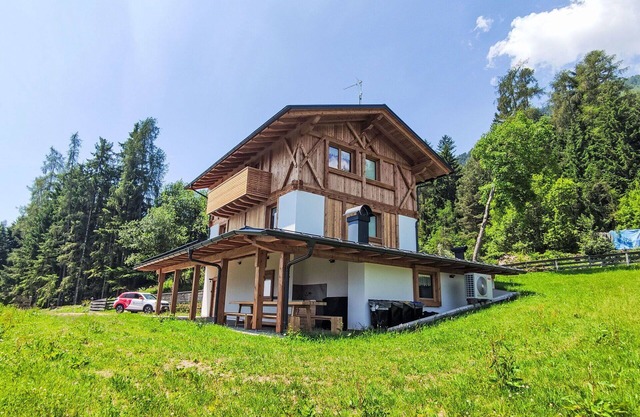 Cosy apartment in villa for 12 guests with WIFI, TV, patio and parking