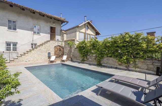 Cosy apartment for 4 people with WIFI, pool and terrace, close to Alba